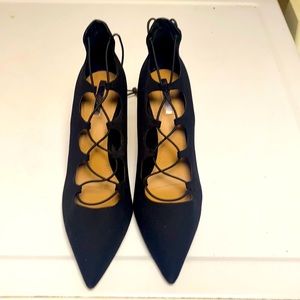 Classy black Tahari Pumps size 9